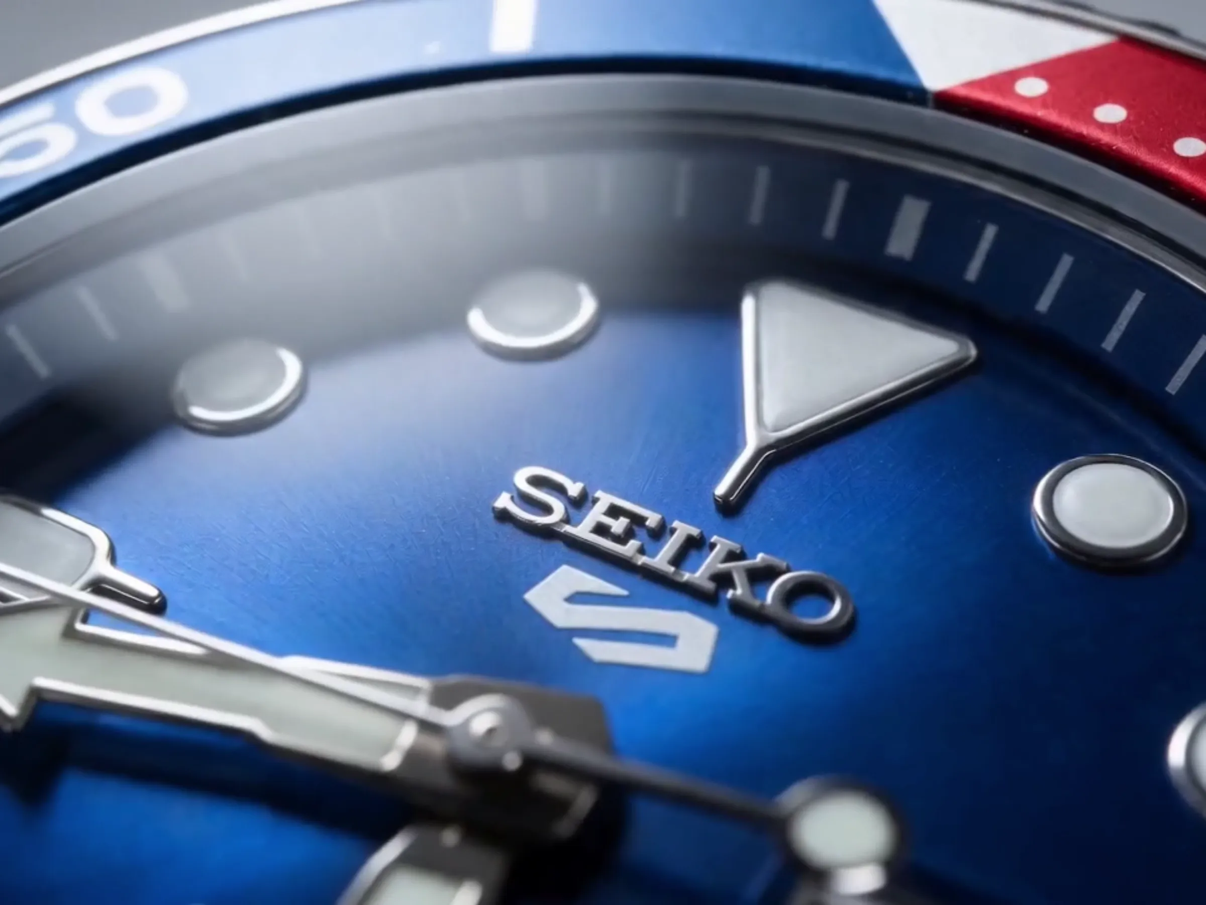 Cadran bleu soleillé de la Seiko 5 Sports Pepsi en gros plan