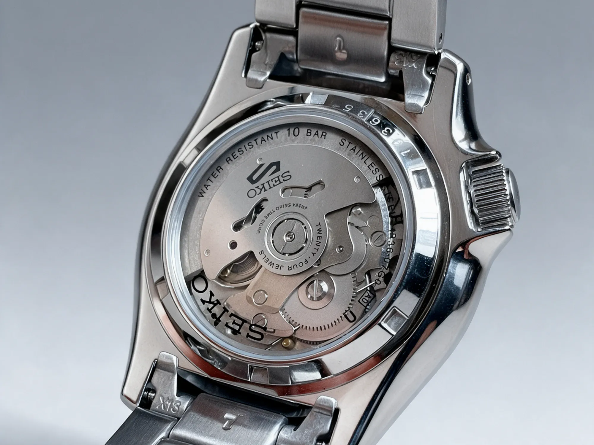 Fond transparent du boîtier : calibre 4R36 visible et numéro de série gravé sur le pourtour